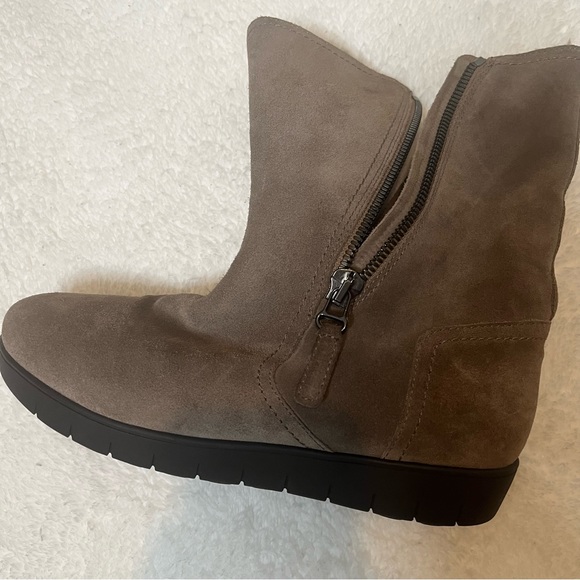 AQUATALIA "WANITA" TAUPE SUEDE LEATHER -FUR / SHEARLING LINED ZIP ANKLE BOOTS - Picture 14 of 14
